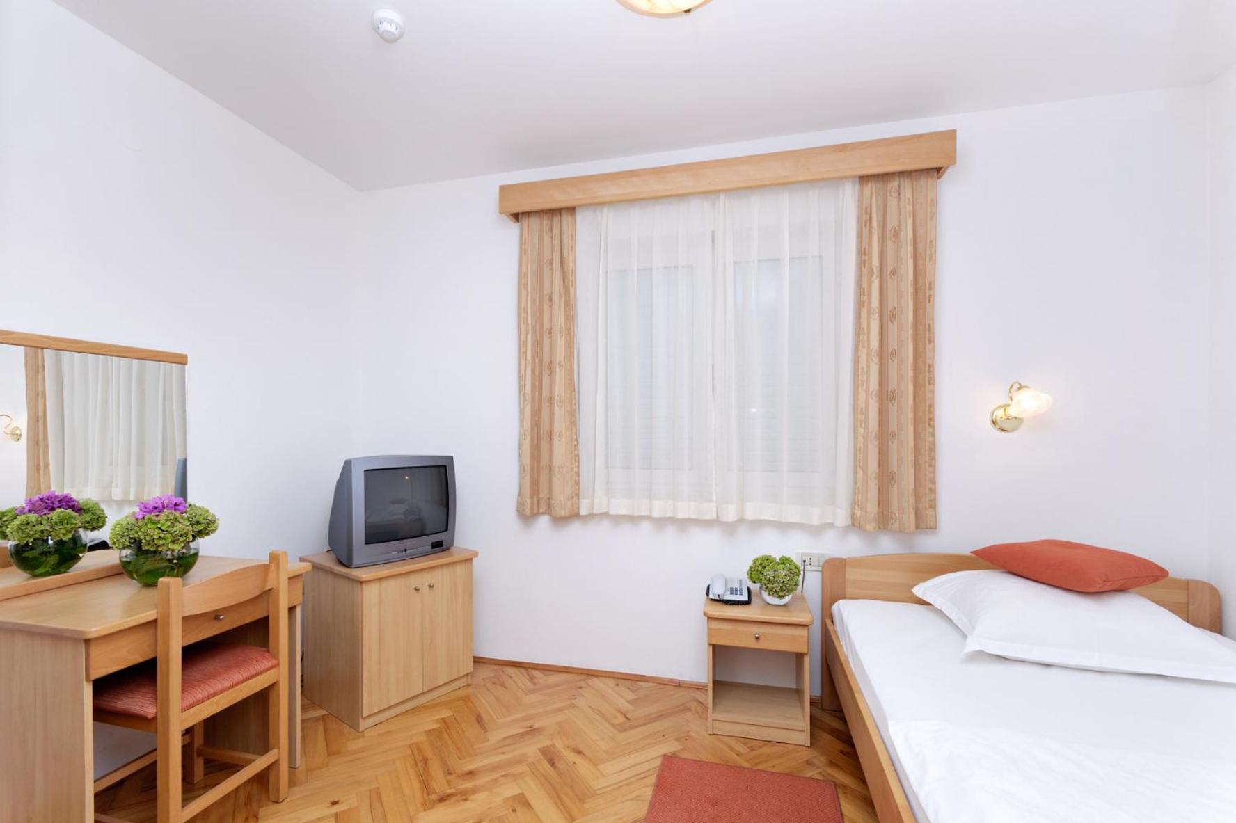 Hotel Epario Лопар Екстер'єр фото